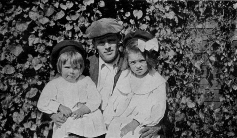 1280px-Jack_London_with_daughters_Bess_left_and_Joan_right.jpg