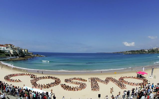 1010 девушек или 2020 полупопий на одном пляже! (20 фото)