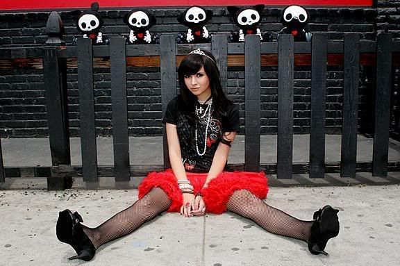 sittingdown.jpg hanna image by JordanxxSteffan