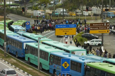 Ônibus foram parados no entorno do Ticen