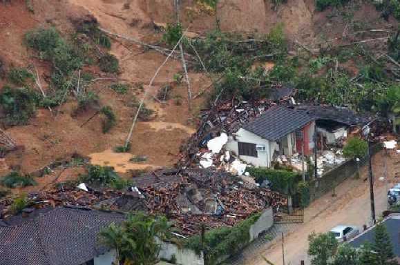 Foto Adriana Franciosi. Diário Catarinense: Imagem aérea com a destruição das casas e o desmoronamento de encostas em Blumenau.